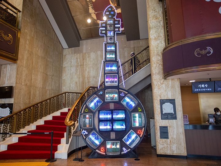 ビデオアートの先駆者と名高い、韓国人アーティスト白南準(ペク・ナムジュン)の作品