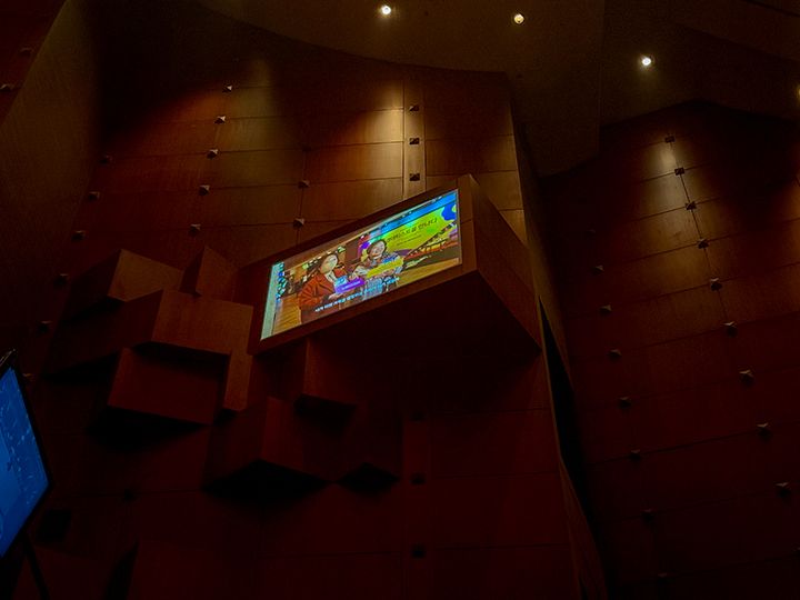 2階席・3階席は左右のモニターを閲覧