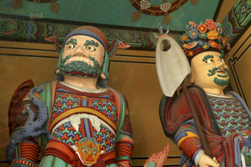 門の西側の天王像