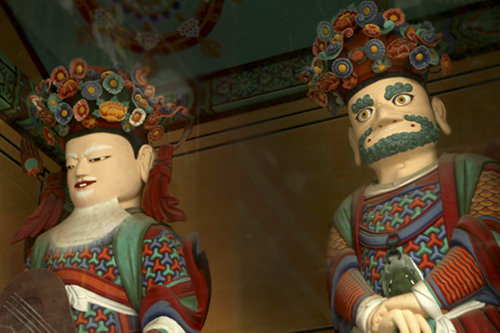 門の東側の天王像