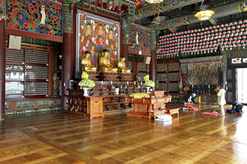 釈迦牟尼仏などが安置された内部