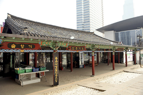 境内の入り口付近にある仏教用品店