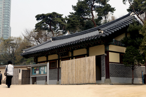 落ち着いたデザインのトイレ