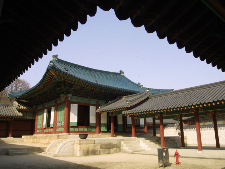 現存する宮殿の中で唯一青い瓦屋根をもつ