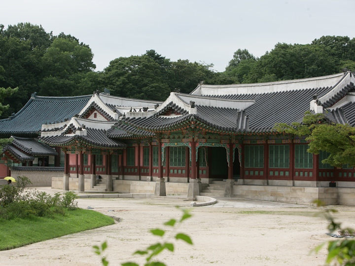 「煕政堂」の玄関、1920年に再建された際に作られた車寄せが現代的