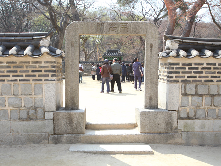 一枚岩を削りつくられた「不老門」