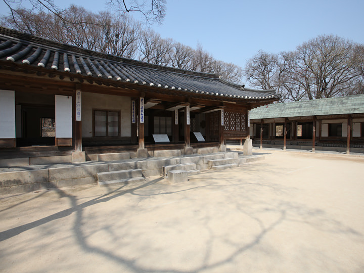 写真の右側が書斎として使われていた「善香斎」