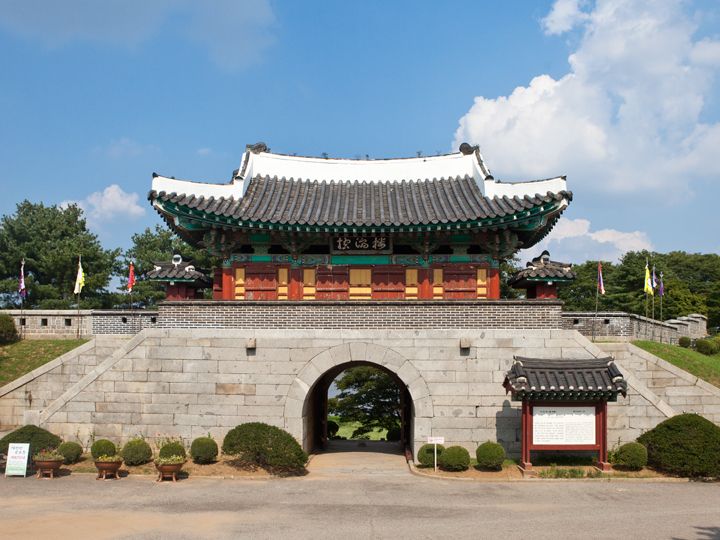 「草芝鎮」の北2キロ足らずには丙寅洋擾事件でフランス軍を撃破した朝鮮軍の上陸地の「徳津鎮(トッチンジン)」が位置。