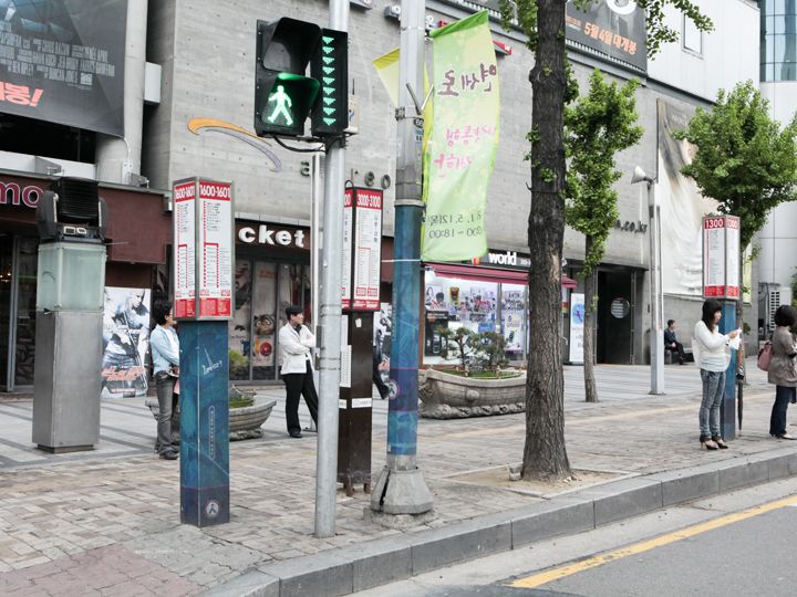ソウルの新村のバス停