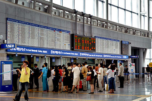 座席指定券購入は駅のトラベルセンターへ