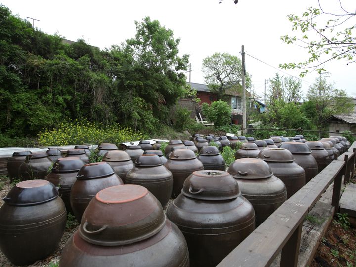 日当たりの良い場所に設けられたチャンドッテ(甕置き場)