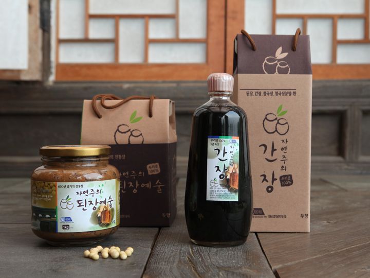 左:テンジャン(1kg)22,000ウォン
右:5年熟成醤油(700ml)20,000ウォン