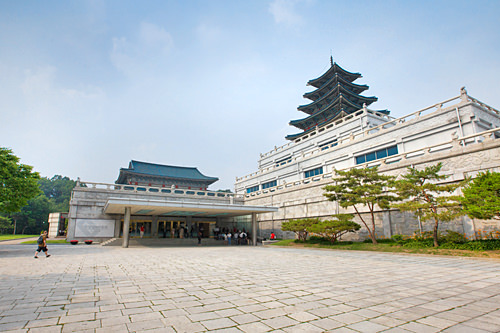 「国立民俗博物館」
先史時代から現代にいたるまで、朝鮮半島に暮らしてきた人たちの風習や生活習慣などが学べます。