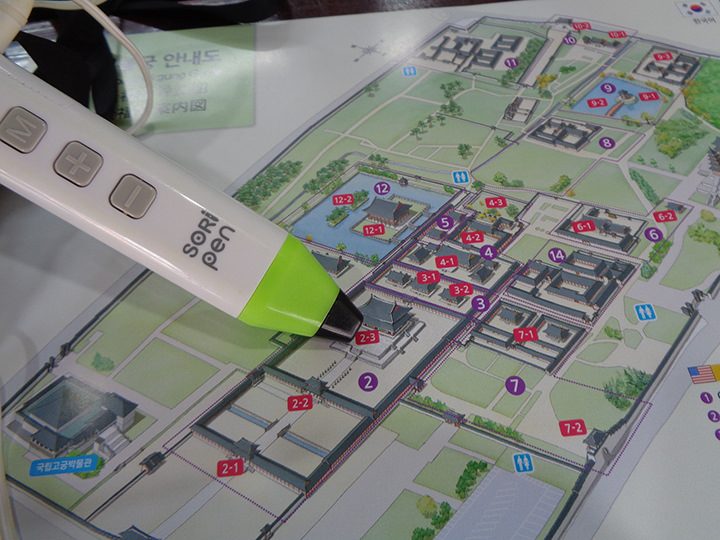 機器を専用地図にあてると認識して音声案内が流れます
