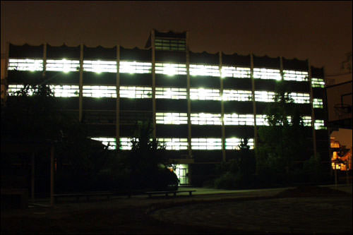 自律学習のため夜も明かりが灯る韓国の高校