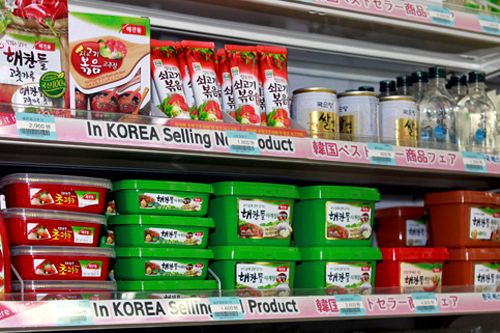 調味料コーナーでは緑色の容器が目印