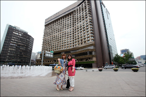 ソウルの中心にそびえ立つホテルに到着