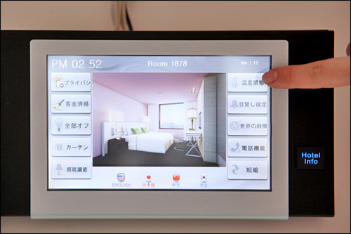 日本語表示のタッチパネルで
照明や空調をラクラク調節