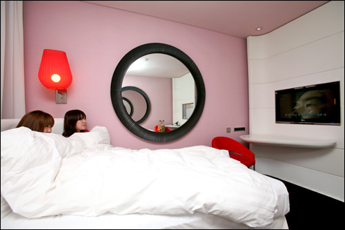 フカフカのベッドでTVを見る楽しみもあり