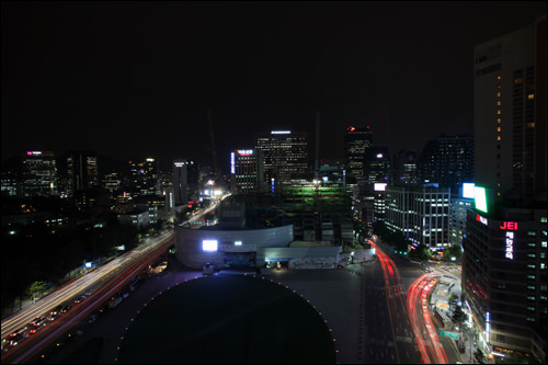 日が落ちると窓から見える夜景がムーディー!