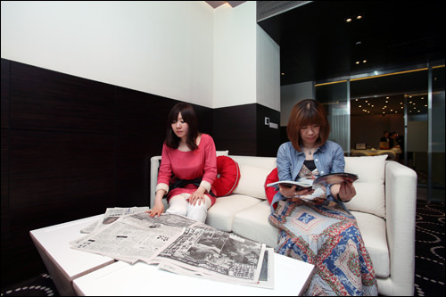 ビジネスルーム(5階、6:30~22:00)
M:パソコンはもちろん、大きなソファで日本の新聞や雑誌を読めるのがイイ