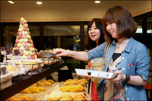 ERIC KAYSER(B2F、7:00~22:00)
M:クチコミでも話題のフランス生まれのベーカリー。イートインコーナーもあってお茶もできる!
