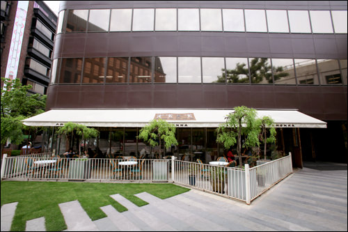 気持ちのよいオープンテラス付
きのカフェ