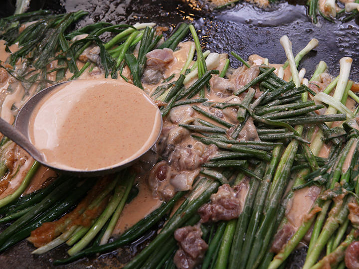 もち米・そば粉に出汁を混ぜた秘伝の生地