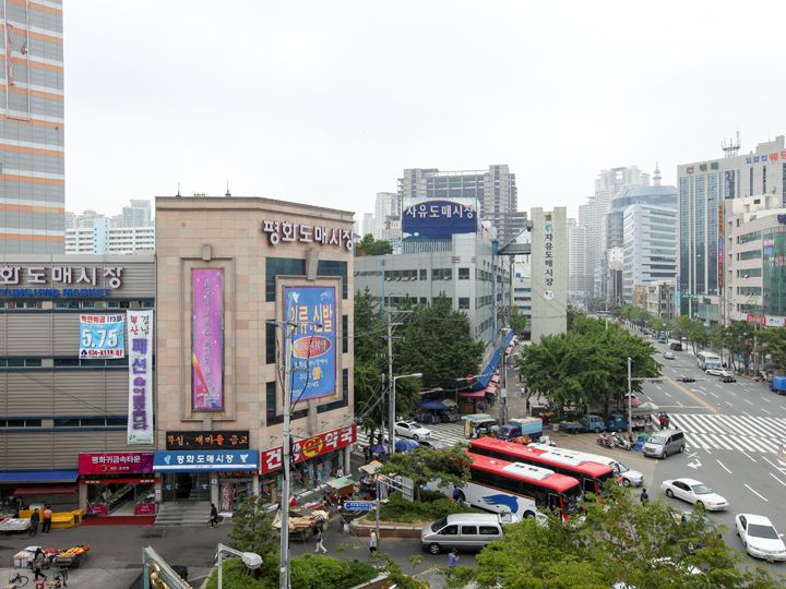 市場の建物が集まる駅前交差点付近