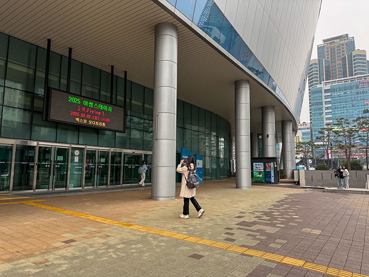 階段を上がった所が1階ロビー入口