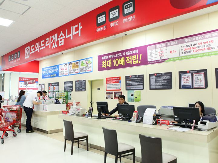 ベビーカーレンタルができる総合カウンター(1階)