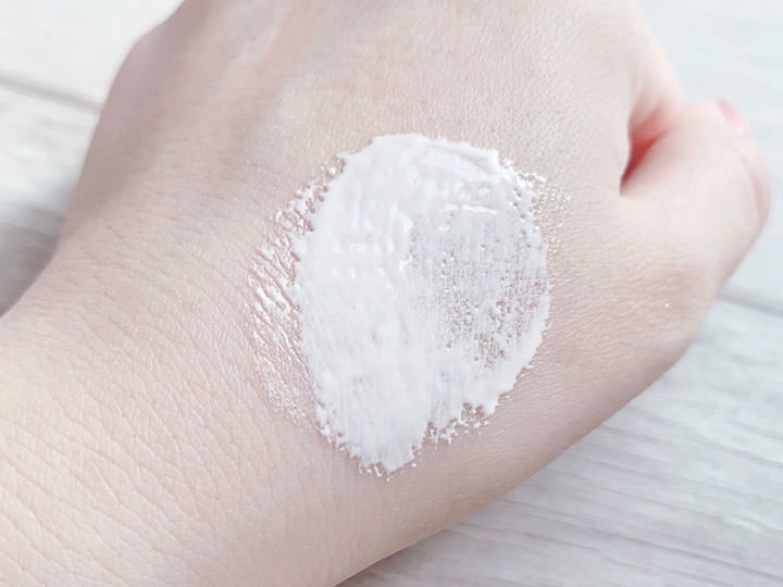 肌に密着するこってりとしたテクスチャー