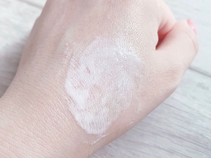 ゆっくり塗り広げていくと溶けて馴染んでくる