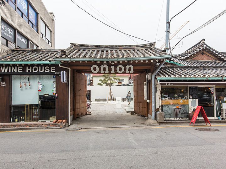 「onion」の看板が目じるし