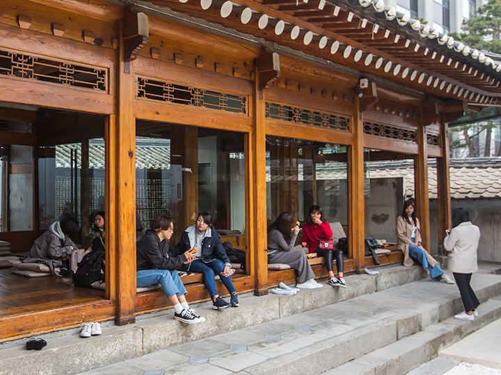 韓屋の縁側でのんびりタイム