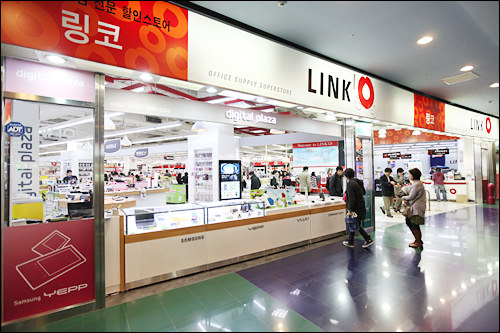 LINKO(リンコ) COEX店
オフィス用品を中心に幅広い商品が揃う巨大文房具店。COEX MALLはじめ、市内各地に店舗あり。