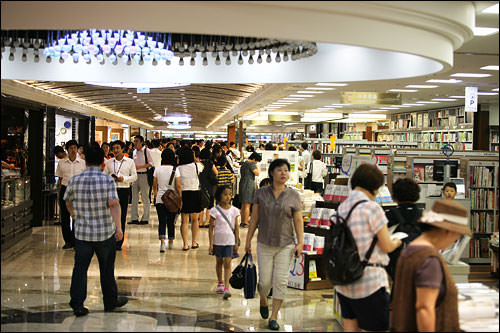 教保文庫 光化門店
韓国を代表する大手書店は、書籍の他に文具類も充実。光化門店はソウル中心部に位置し、旅行者も立ち寄りやすい。