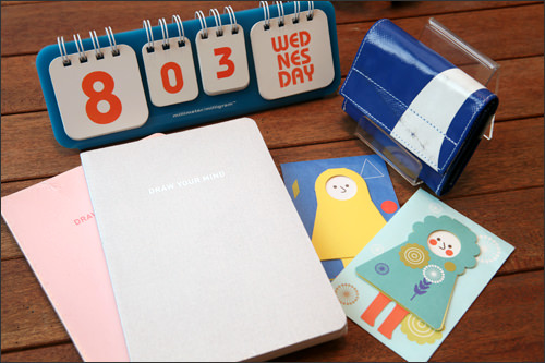 MILLIMETER MILLIGRAM カロスキル店
mmmg(エムエムエムジー)の愛称で呼ばれる、韓国発の雑貨店。人気スポットカロスキル(街路樹通り)にあるお店には、ポップで可愛らしいデザインの文具がいっぱい!