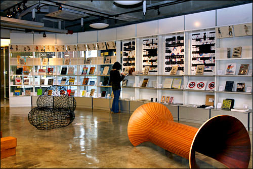 サンサンマダン
芸術の中心地、弘大(ホンデ)にある複合文化空間。1階のデザインアートセンターでは、自由な感覚が際立つお洒落な文房具や生活雑貨を販売。