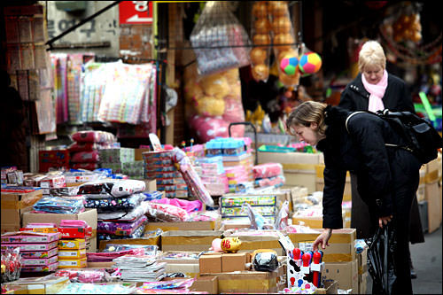 昌信洞 文具・玩具通り
東大門(トンデムン)近くに位置する、おもちゃと文具の卸売り店が集まる専門店街。市価より安く手に入り、子ども向けのお土産が豊富。