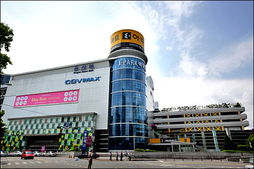 大型マートの文房具コーナー
Eマートやホームプラスなど大型マートでは安価なPB商品が揃います。白封筒やノート類など、日常使いの文具をまとめ買いするときに便利。