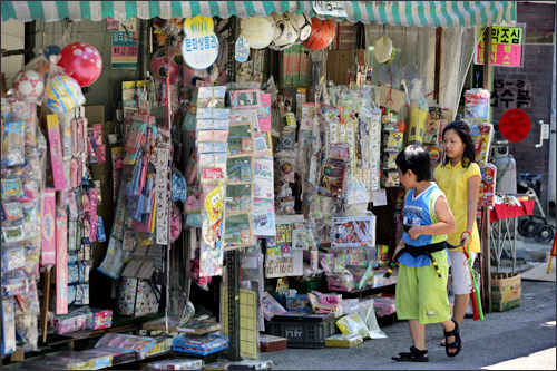 町の文房具店
小学校近くの通学路などには、昔ながらの文具店が健在。学用品はもちろん、駄菓子や懐かしの玩具なども。