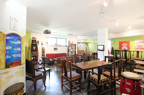 アンティークを配した地下1階