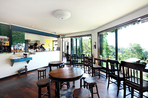 1階カウンターで注文を