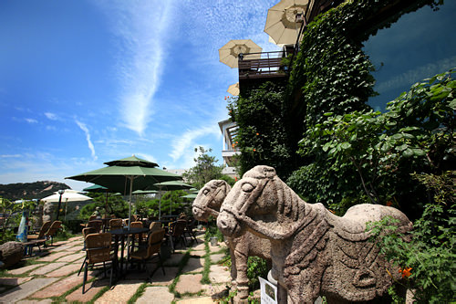 ハンソンとウンチャンが乗っていた
馬の石像