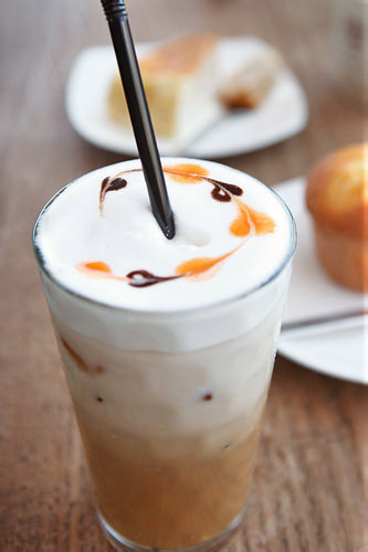 キャラメルマキアート
(アイス) 9,000ウォン
甘さ控えめのチョコレートシロップ、キャラメルシロップがかかったアイスキャラメルマキアート。滑らかなミルクの泡がまろやかさを引き立てます。