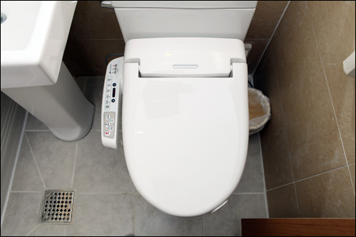 3.トイレの便座はウォシュレット付きがうれしい