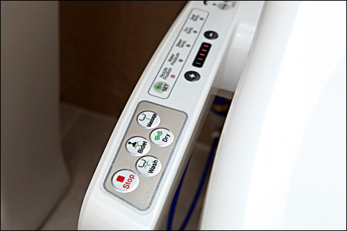 4.ウォシュレットボタンは英語表示