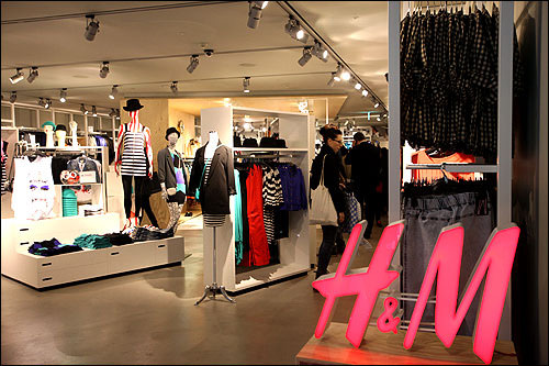 H&M
韓国1号店のNOON SQUARE店と路面店が明洞にあり。
【ホテルから徒歩4分】