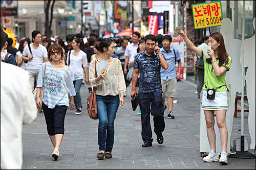 2.コスメ店の呼び込みお姉さんは日韓中の言葉が堪能!